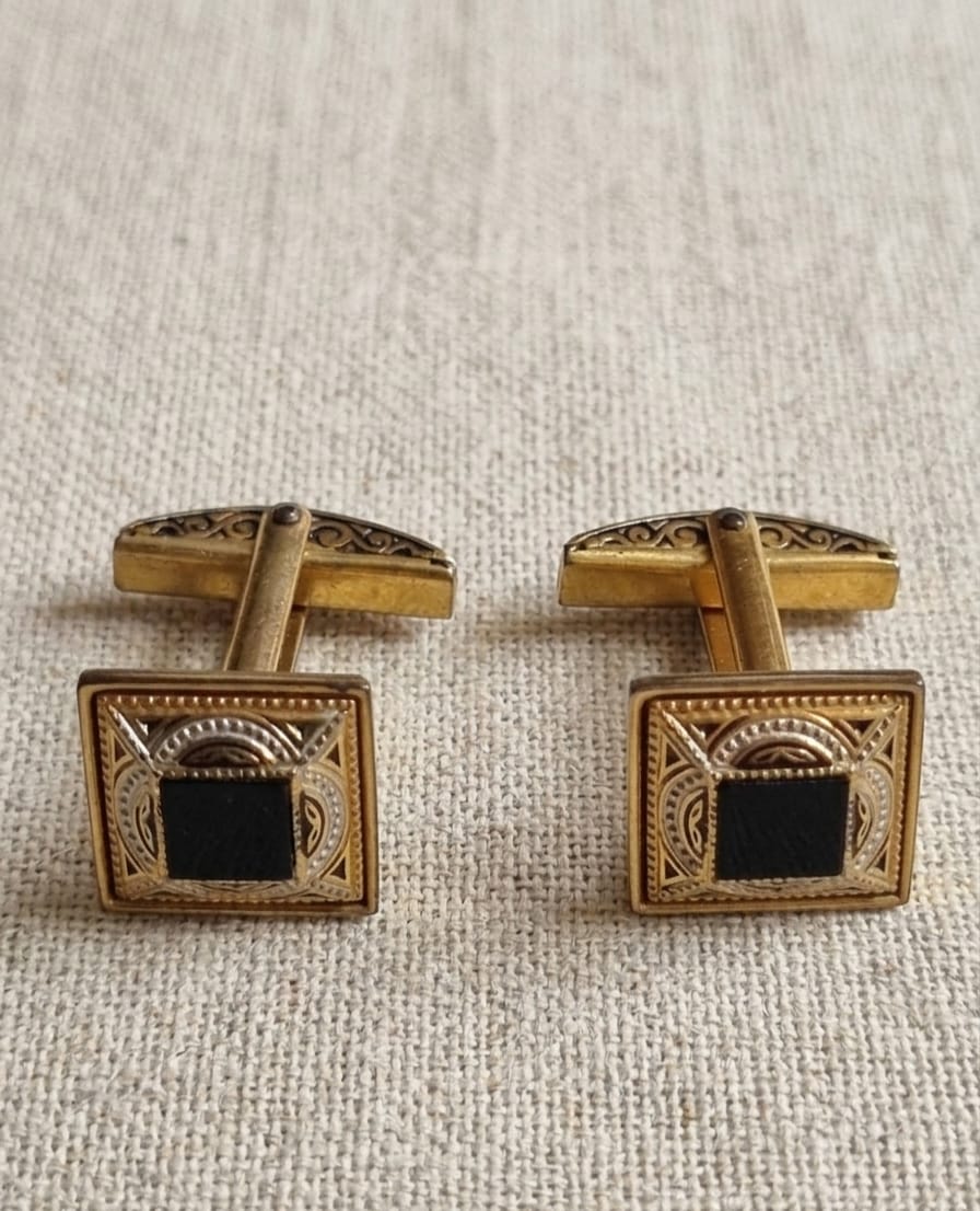 PAR DE ABOTOADURAS EM METAL DOURADO DECORADO. MEDIDA 1,5CM.