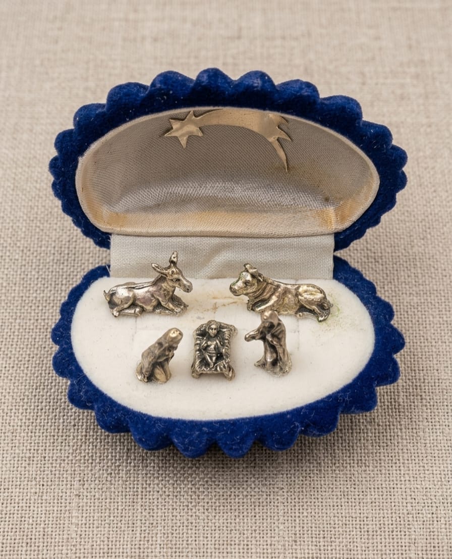 PRESÉPIO EM MINIATURA COM FIGURAS EM METAL, MEDINDO 6,5CM.