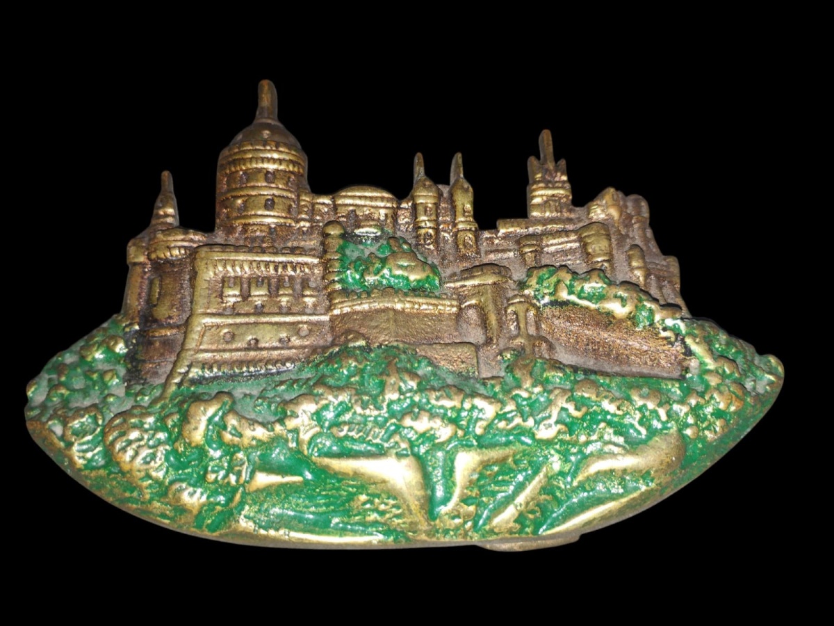 ENFEITE DE MESA EM METAL, REPRESENTANDO O PALÁCIO DA PENA EM SINTRA, PORTUGAL.