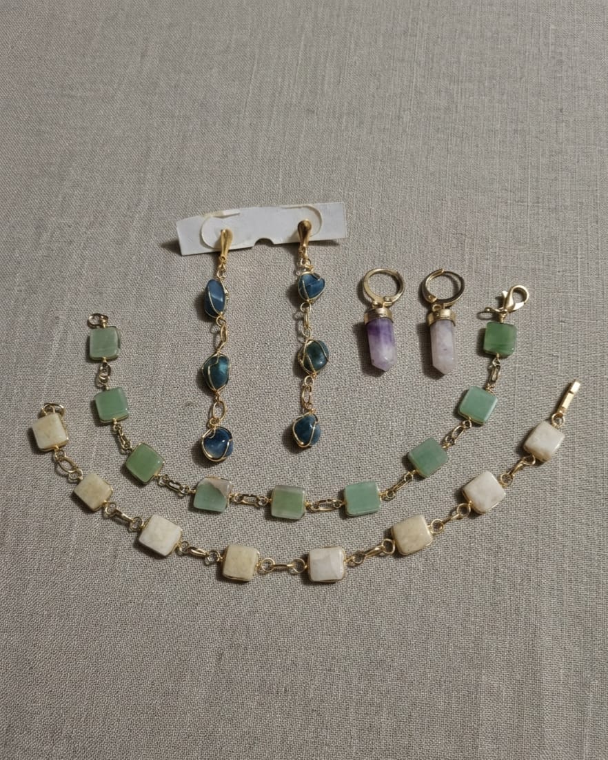 LOTE COMPOSTO DE PULSEIRAS E BRINCOS EM METAL DOURADO E PEDRAS NATURAIS. MAIOR 19CM ABERTA.