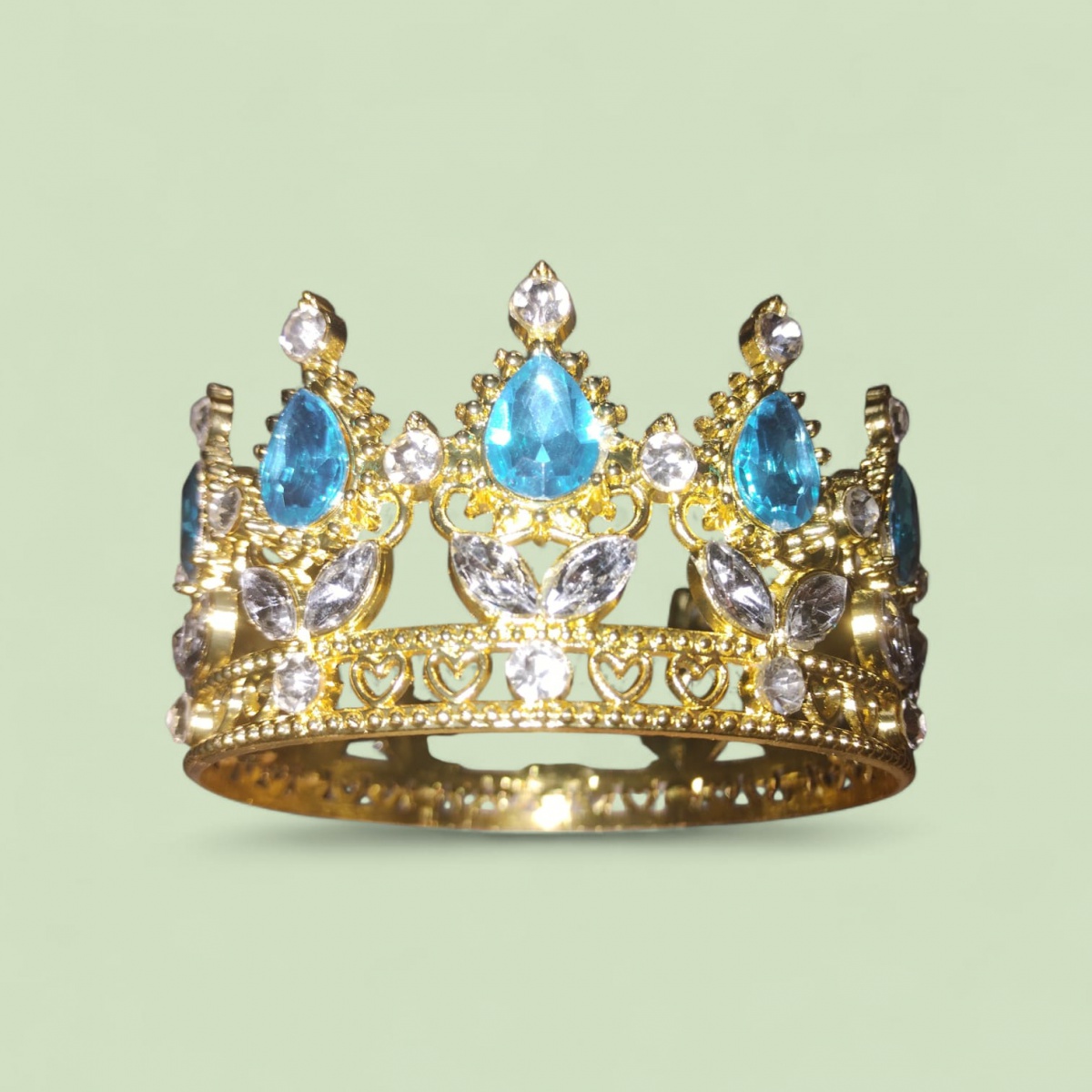 COROA SACRA, EM METAL DOURADO COM CRISTAIS. DIÂMETRO INFERIOR 7,5CM E SUPERIOR 9CM.