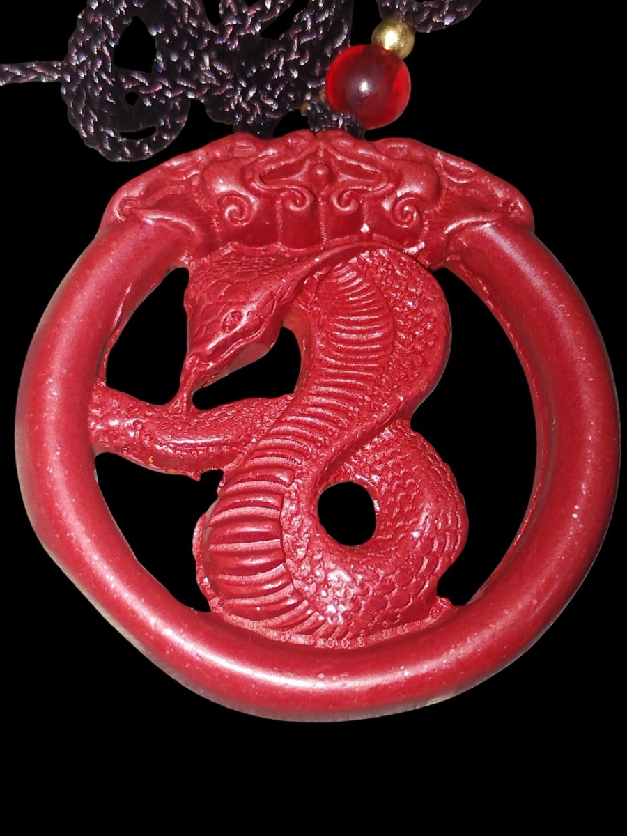 AMULETO EM CINABAR, REPRESENTANDO O ANO DA SERPENTE.