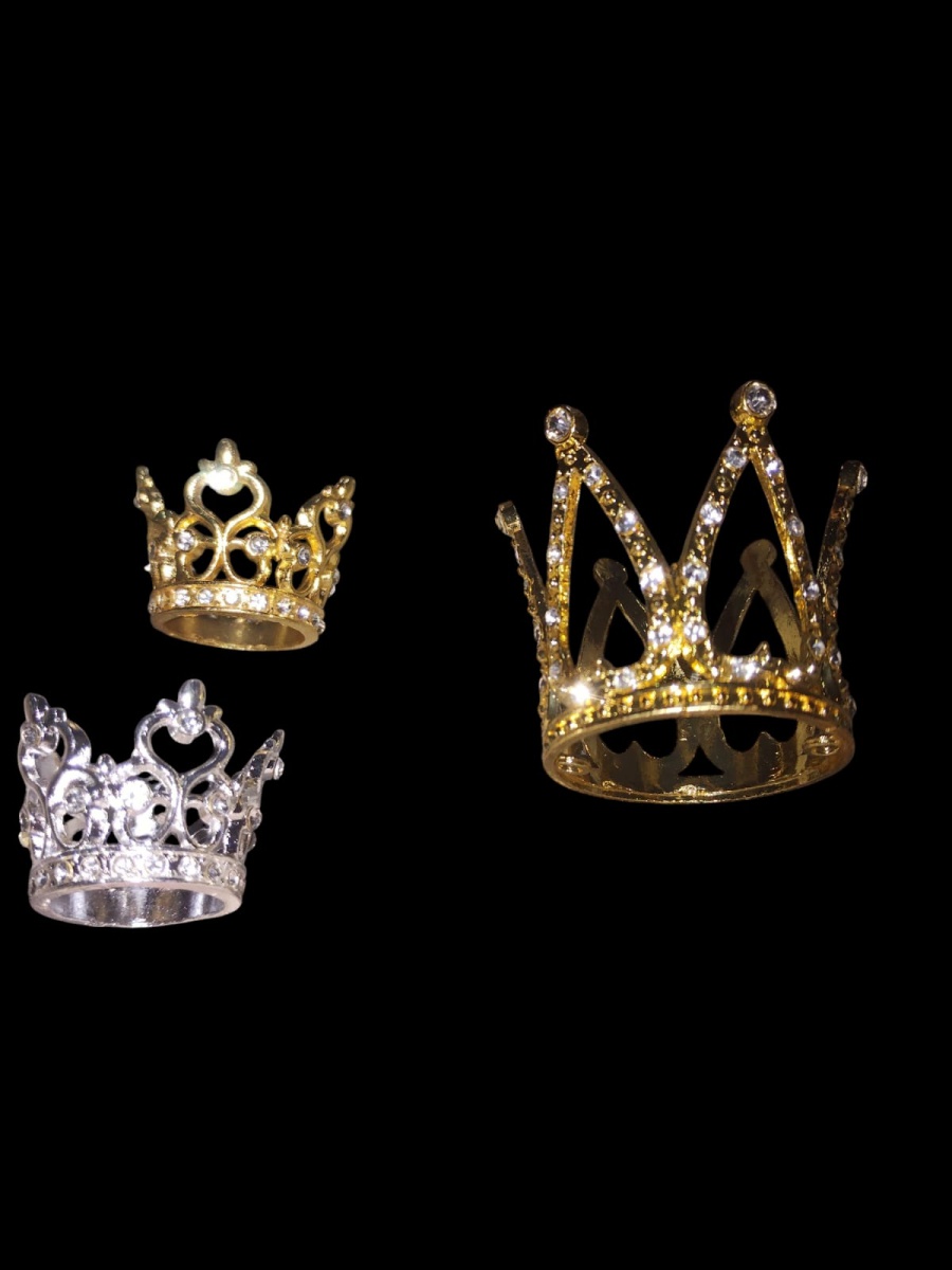 LOTE COMPOSTO DE 3 COROAS EM METAL, MEDINDO A MAIOR 3CM INFERIOR 4CM SUPERIOR E 3,5 CM DE ALTURA. AS MENORES 2CM INFERIOR E 2,5CM SUPERIOR, 2CM DE ALTURA. TODAS COM STRASS.