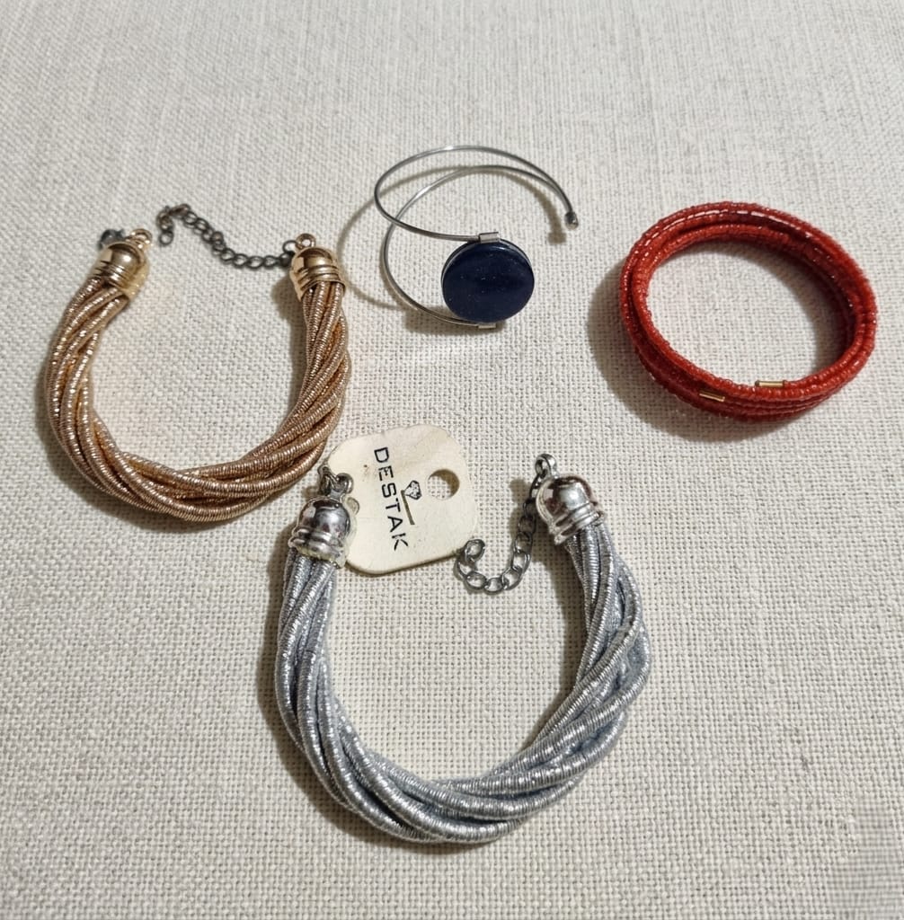 4 PULSEIRAS DIFERENTES. MAIOR 28CM ABERTA.