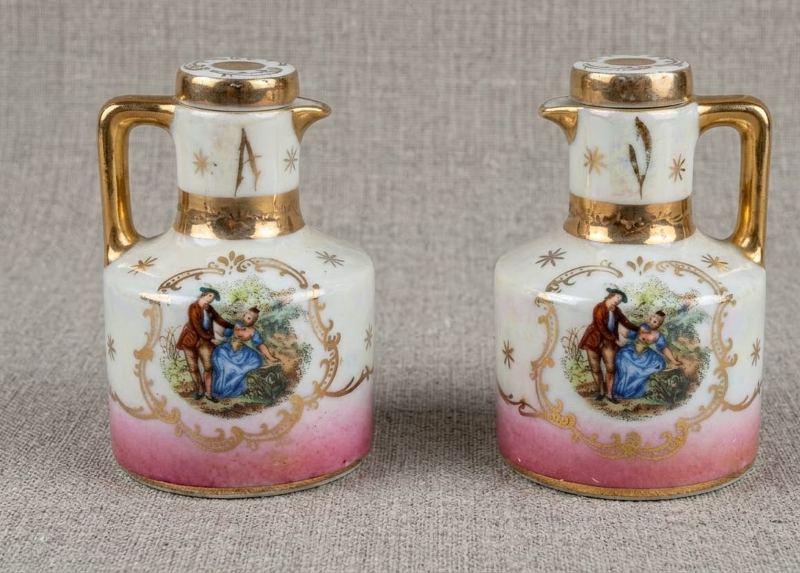 GALHETEIRO EM PORCELANA, DECORADO COM CENA GALANTE, MEDINDO 10CM DE ALTURA E 6,5CM DE DIÂMETRO NA BASE.