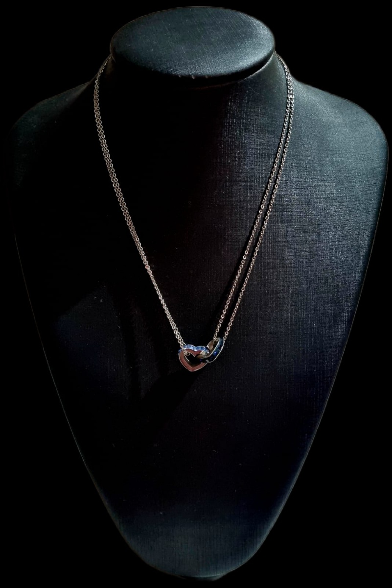 COLAR EM METAL PRATEADO COM CRISTAIS , MEDINDO 46CM ABERTO.