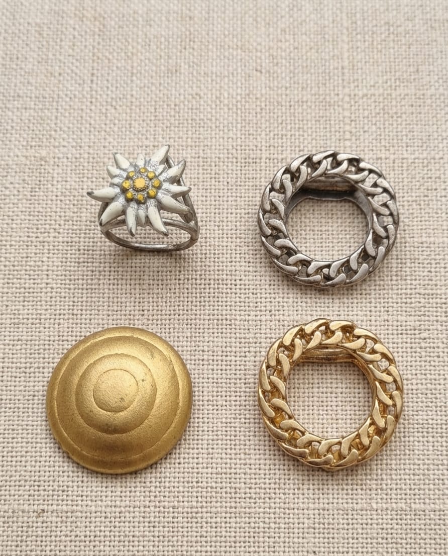 4 PRENDEDORES VINTAGE, DOURADOS E PRATEADOS PARA LENÇOS. MAIOR 3,5CM.