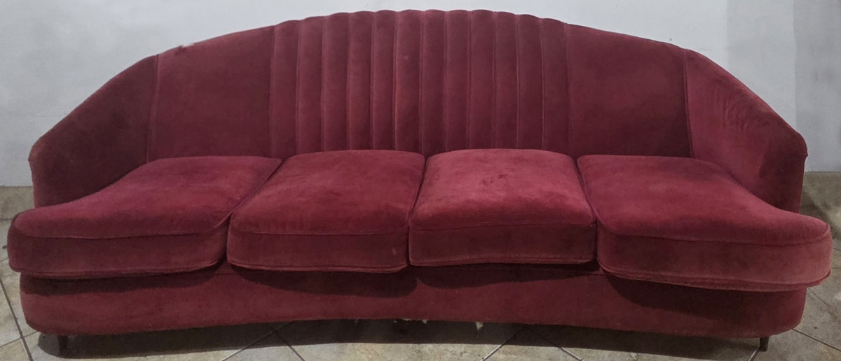SOFÁ - estilo concha encosto estriado, 6 pés em madeira formato cone 90x227x88 cm