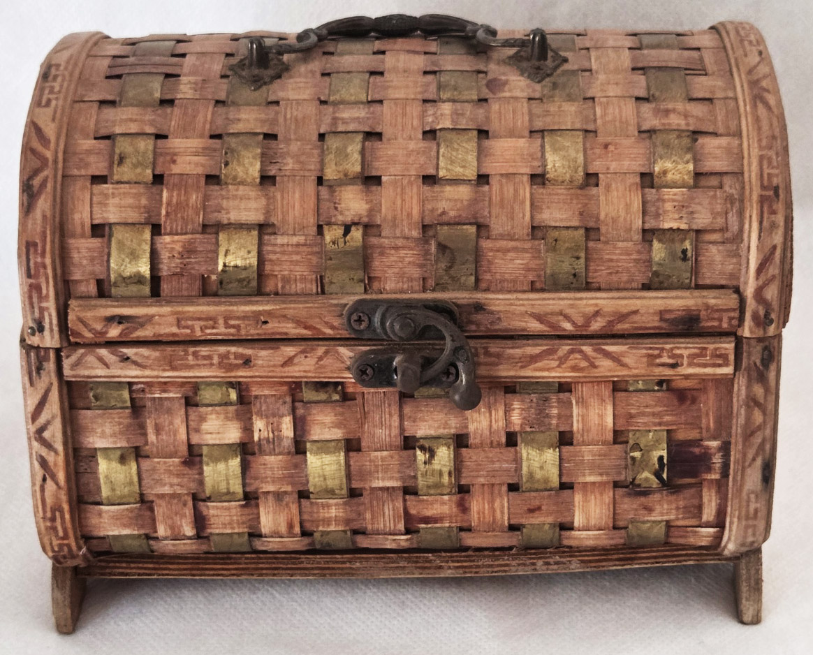 BAÚ - em palha e bronze, abaulado acentado base laminada, alça e ferrolho em metal 20x16x14 cm