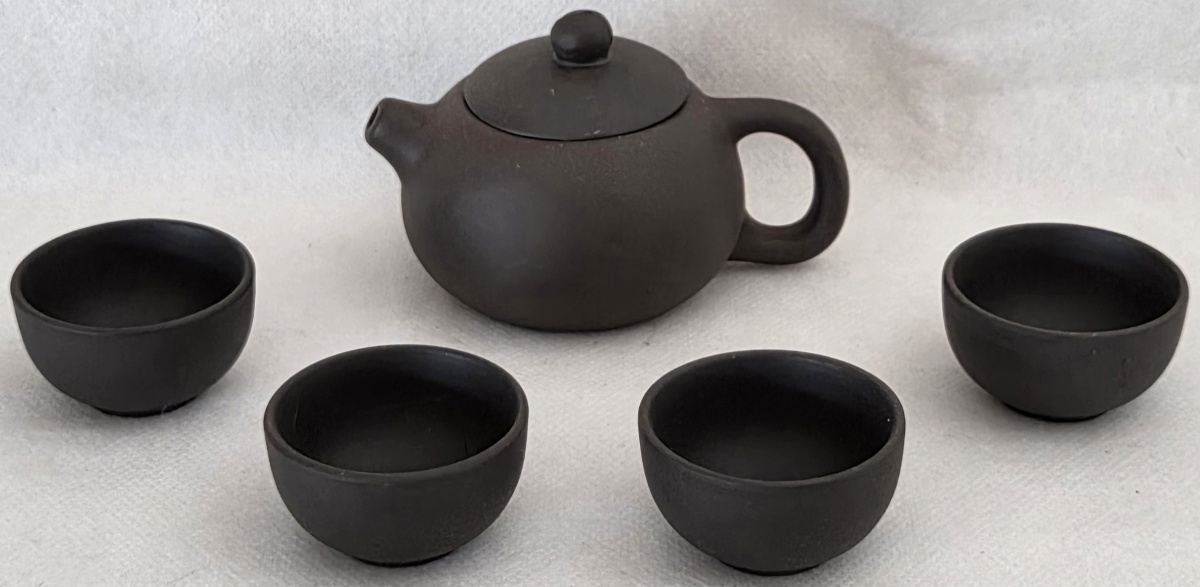 JOGO DE CHÁ (5 peças) - em ceramica oriental, bule 11x7 cm bowl (4) - 5x3 cm marca ao fundo