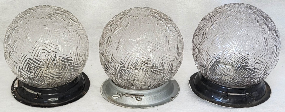 LUMINÁRIAS(3) - formato bola vidro canelado em relevo, suporte em metal 17 cm
