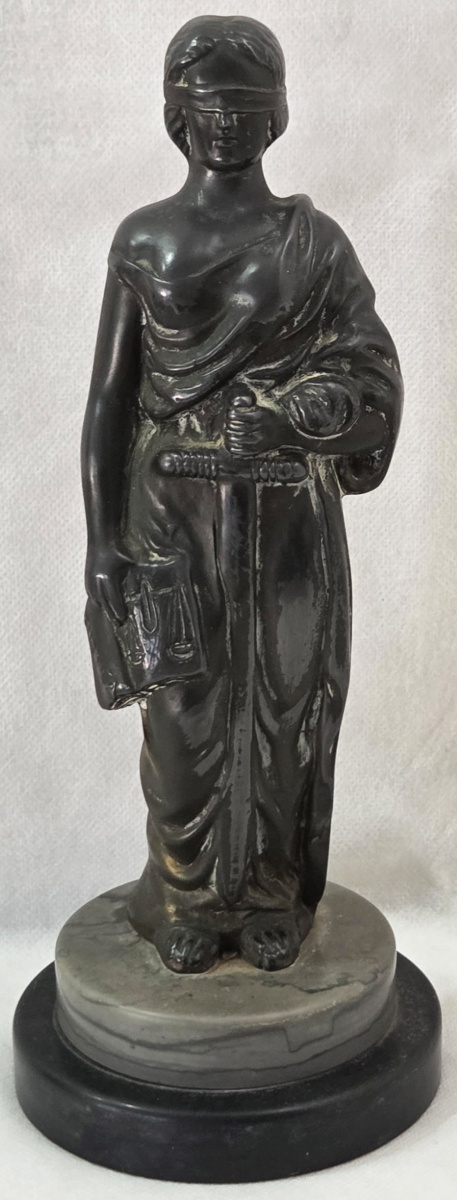 ESCULTURA - justiça em petit bronze base redondaem resina sobre outra de granito 32 cm