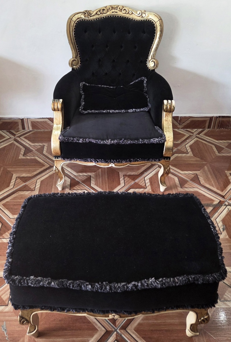 POLTRONA -estilo Luis XV em madeira dourada estofamento em veludo azul escuro, pés recurvos entalhes  107x78x61 cm -acompanha banqueta 44x88x51 cm