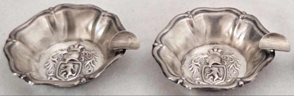CINZEIROS(PAR) - prata 833, fundo com brasão, borda ondulada e recortada, marca ao fundo10x2,5 cm