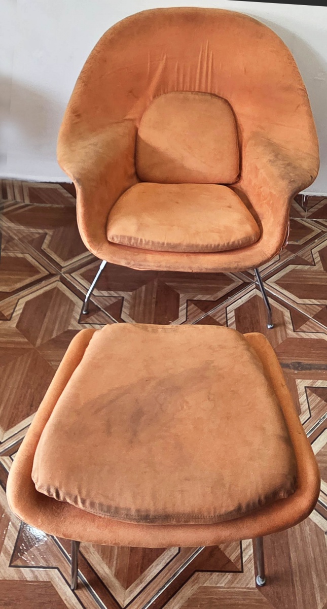 POLTRONA /BANQUETA - tecido cor goiaba, pés cromados (no estado)