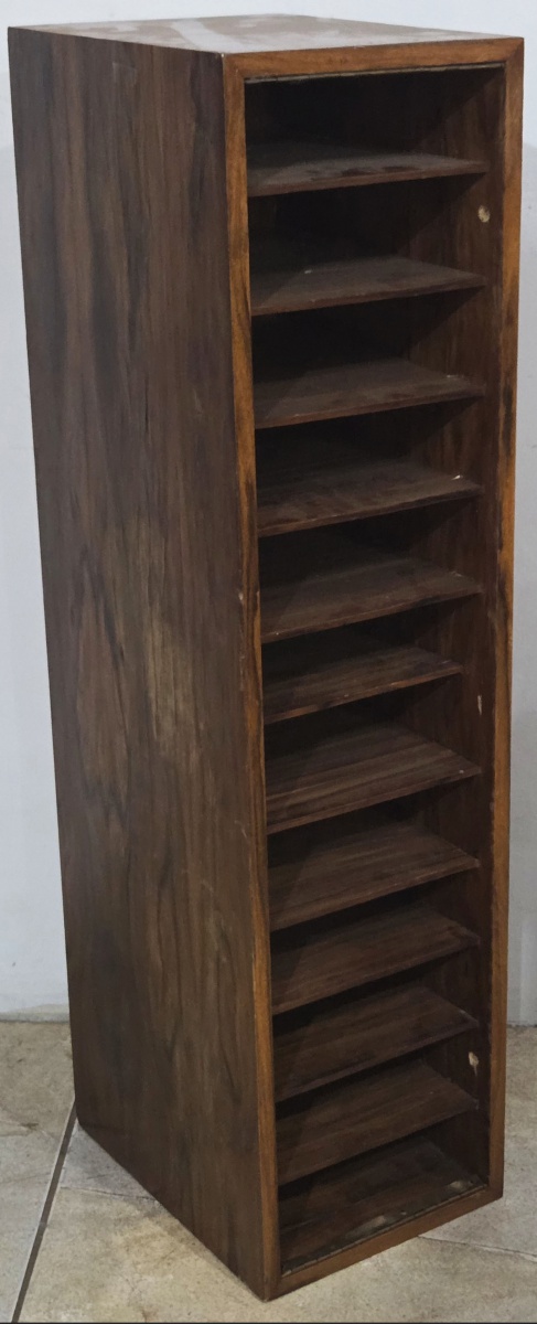 ARQUIVO/ESCANINHO  - madeira anos 70, 94x32x24 cm, no estado