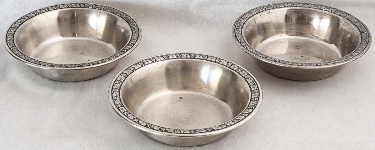 LAVANDAS(3) - prata EBERLE, borda com trabalho em parreiras/uvas circundantes 5x3 cm, marca ao fundo
