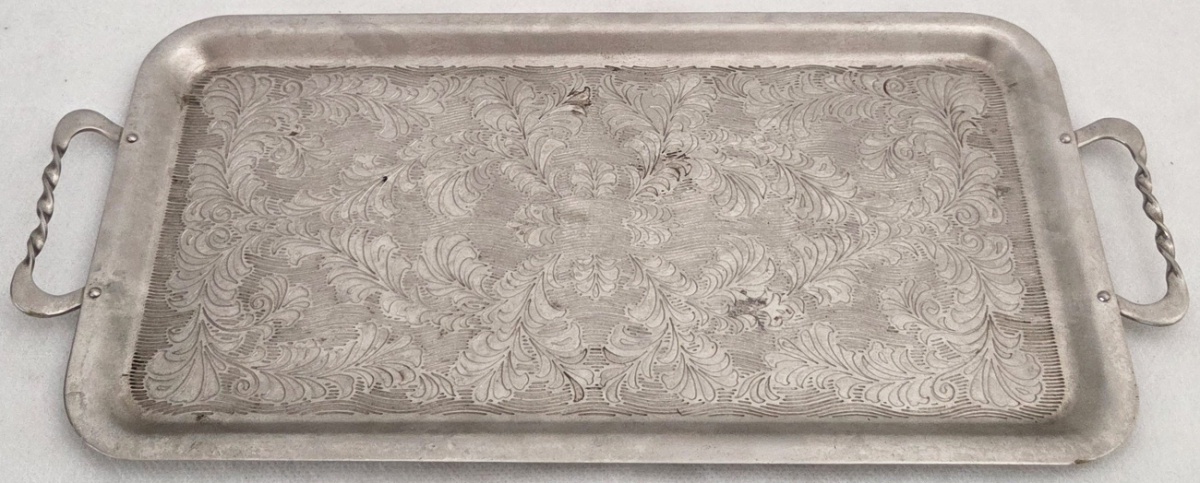 BANDEJA - metal prateado duas alças retorcidas, fundo guilhochado em ramos, cantos abaulados 37x17,5 cm