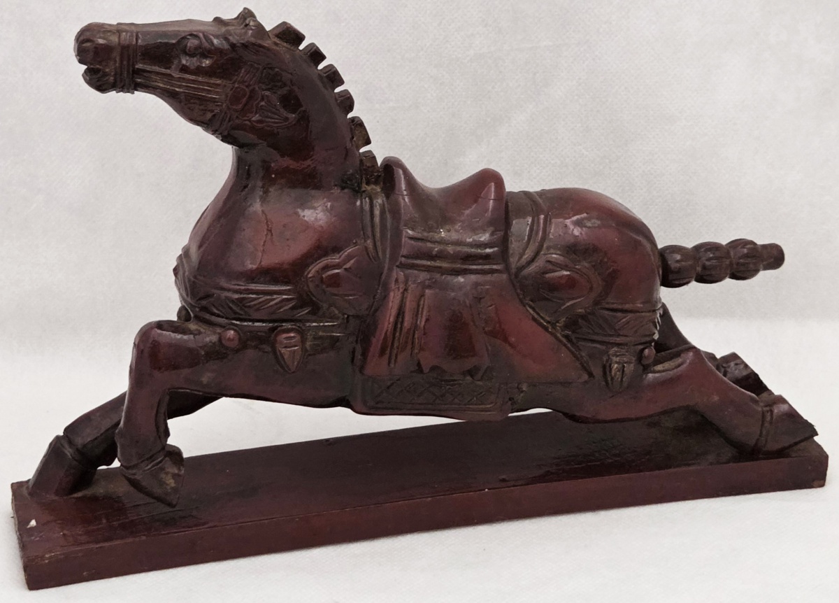 CAVALO - escultura em madeira pintada e envernisada estilo oriental 30x6x20 cm