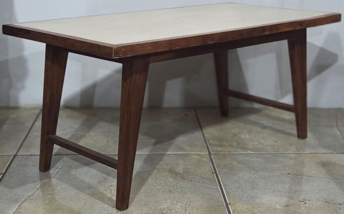 MESA DE CENTRO - moldura e pés em madeira com trava, tampo revestido em fórmica anos 60/70, placa de tombamento Hotel Nacional Brasília 90x46x41 cm