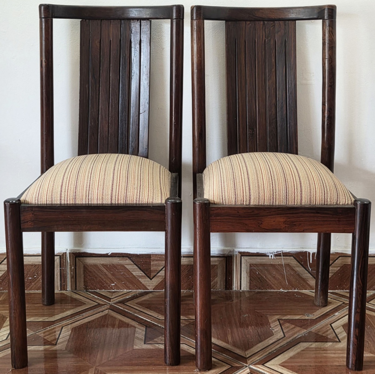 CADEIRAS(par) - jacarandá encosto ripado e abaulado, anos 60,  atribuídas a Novo Rumo  45x45x96 cm