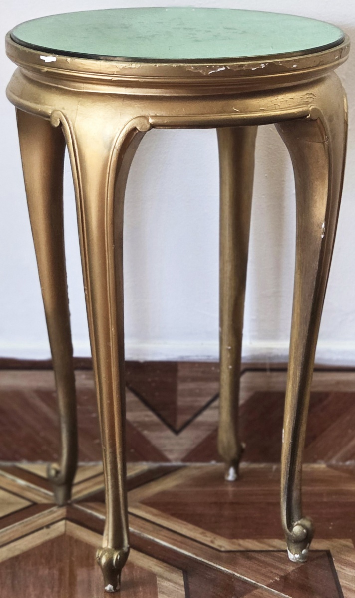 MESA COLUNA -  4 pés recurvos com douração pequenos entalhes na borda, 4 pés recurvos, redonda tampo espelhado 55x34 cm (no estado)
