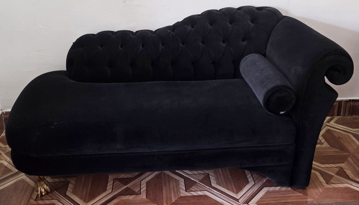 DIVÃ - encosto recortado e captoné forrado em veludo preto, pés dourados em garra 179x81x84 cm