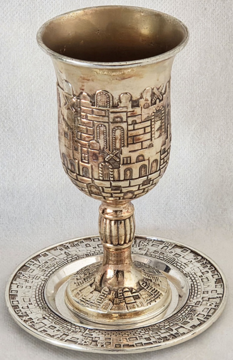 CÁLICE - espessurado a prata, vermeil, com prato `KIDUSH` com relevos de Jerusalem, marca Legacy judaica - cálice 15 cm e prato 12 cm