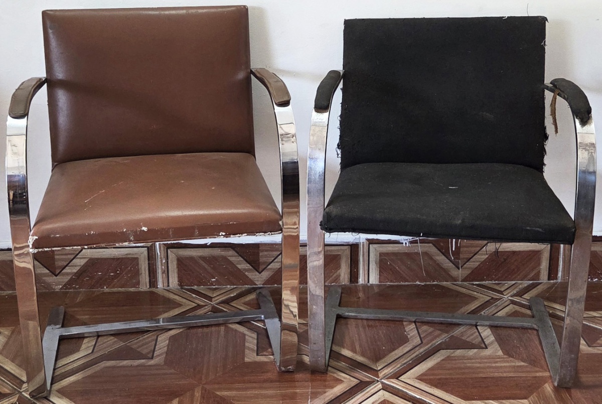 POLTRONAS(par) - armações em ferro cromado, pés recurvos 58x52x80 cm (no estado)