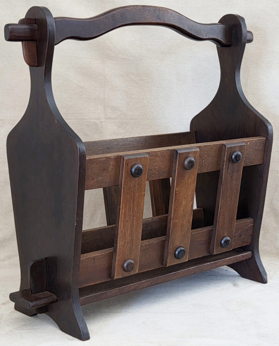 REVISTEIRO - em madeira estilo colonial, ripado vertical e taxas decorativas 50x53x20 cm