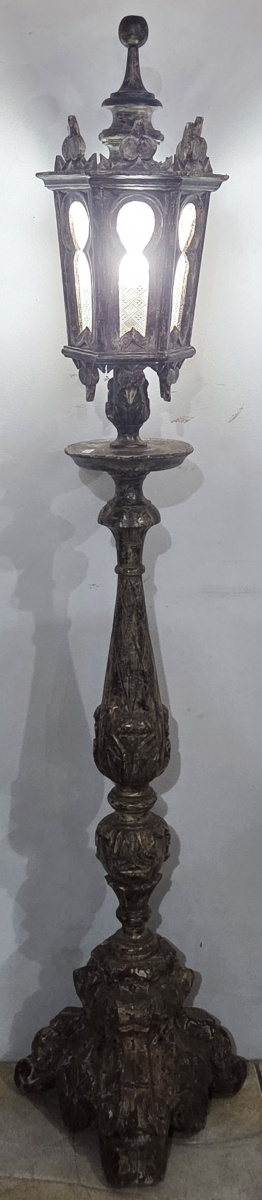 TOCHEIRO - luminária entalhada e patinado, bojo sextavado encimado de bilro, vidro canelado 165 cm