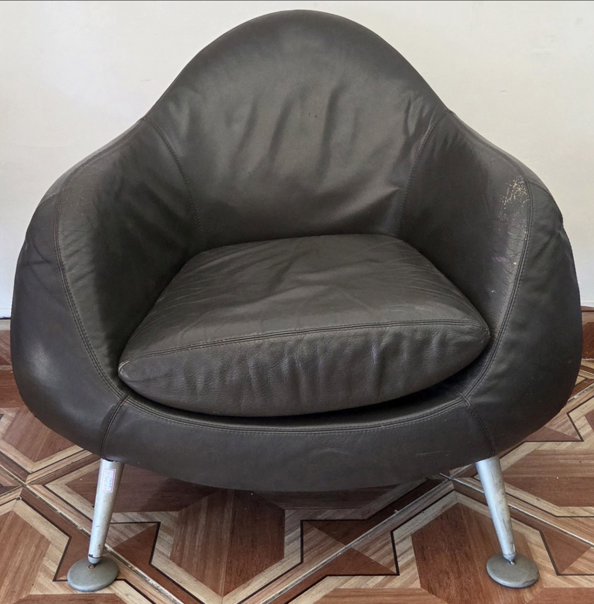 POLTRONA - Matthen Hilton  pés em alumínio, couro 83x62x83 cm