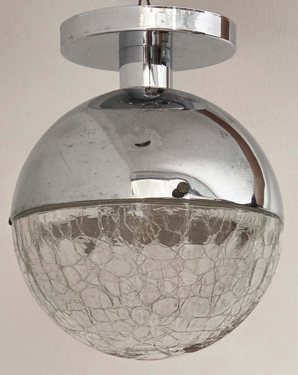 LUMINÁRIA - anos 70/80, bola, base cromada, vidro craquelado 26 cm