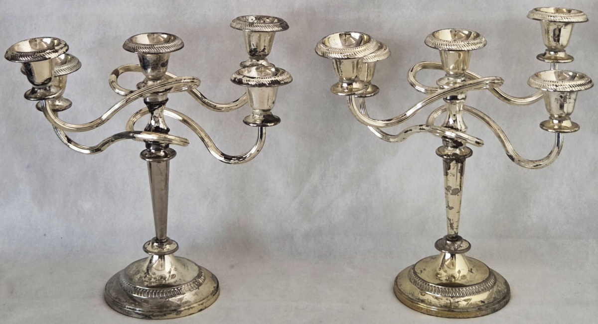 CANDELABROS (par) - espessurados a prata pé circular pequeno guilhochado, haste em tulipa, 4 braços retorcidos e canelados, 5 bobeches com frisos circundantes 27x30x15 cm