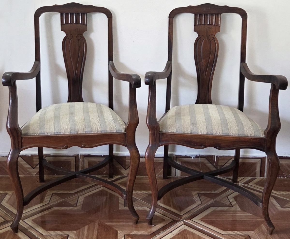 POLTRONAS (par) - madeira estilo chipandele pernas frontais e braços recurvos encosto centro em lira saia ondulada 103x60x51 cm
