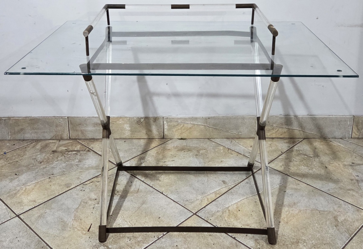 APARADOR - anos 70/80 - acrílico com elos em bronze, pés em X com travas circundantes, tampo em vidro, acompanha alça para parafusar no tampo (falta o vidro 74x53x77 cm