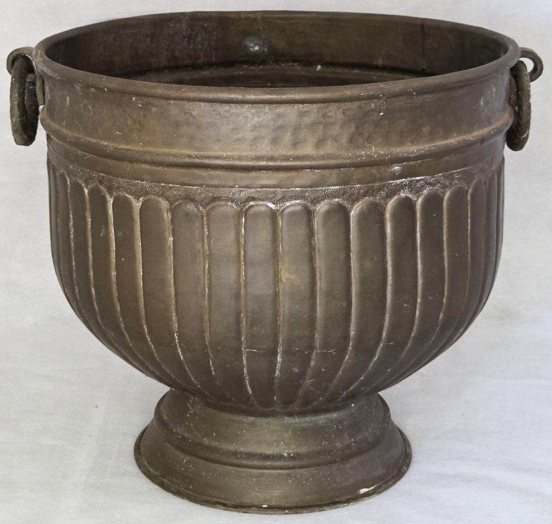 CACHEPOT - metal anos 50/60 corpo em gomos verticais, duas alças em elo, pé circular 30x26 cm