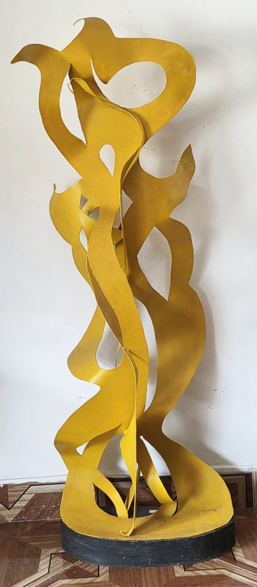 ESCULTURA  - abstrato, em metal com pintura automotiva, sendo a basere em madeira - sem assinatura. 164x53 cm.