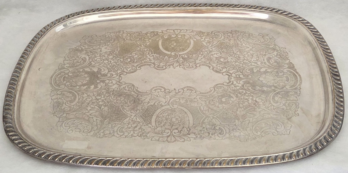 BANDEJA - espessurada a prata borda trabalhada, fundo guilhochado, cantos abaulados 80x47 cm