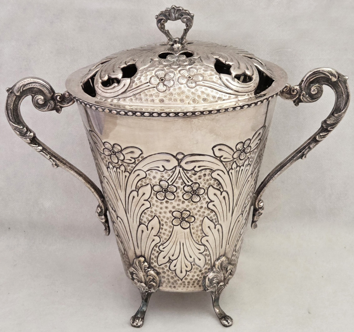 VASO/TAMPA - espessurado a prata, duas alças laterais trabalhadas, utilizado com `Wine Cooler`, decoração com guirlanda florais, tampa vasada, acentado  em 4 pés em garras 34x33x17 cm