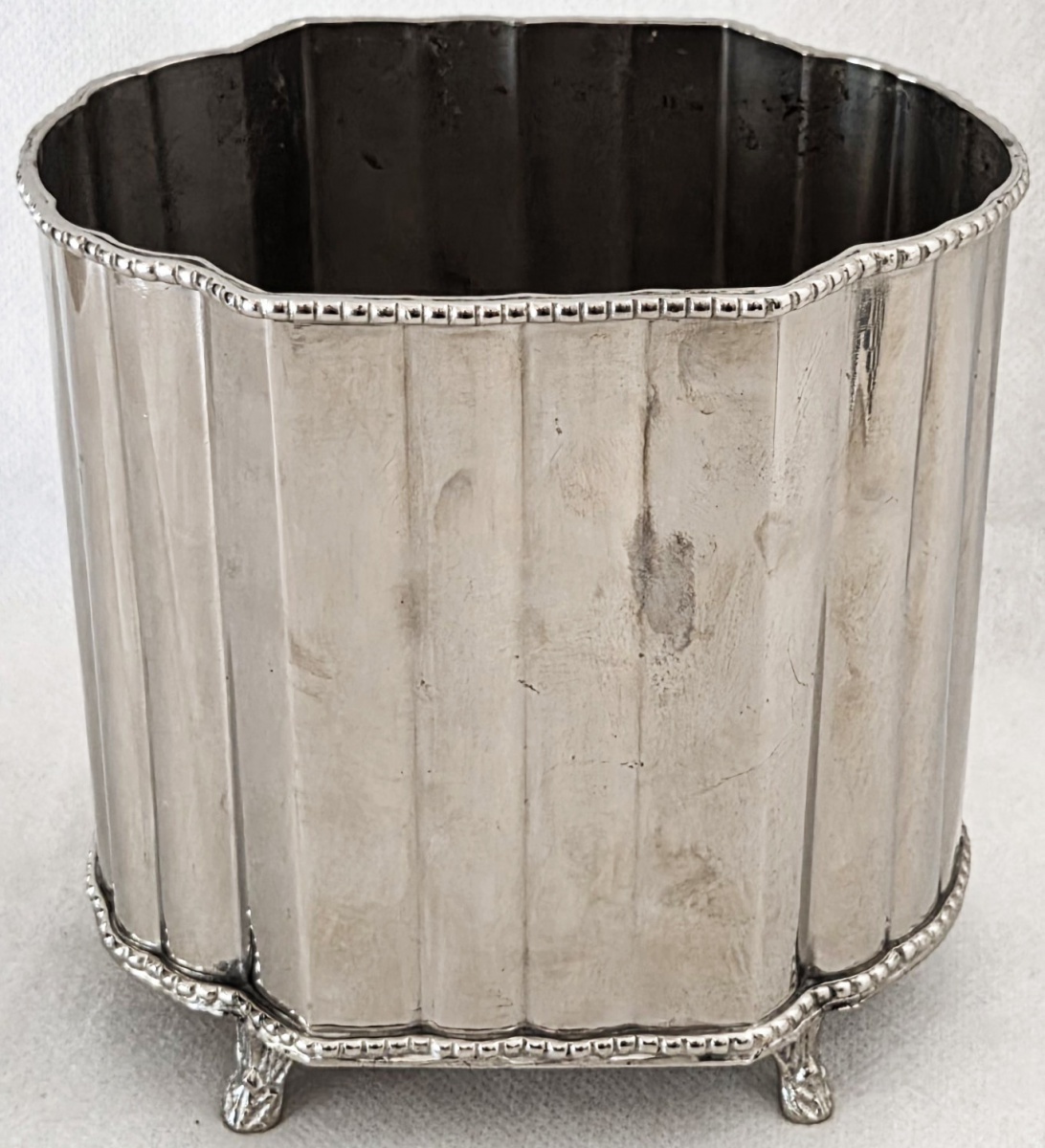 CACHEPOT - metal niquelado estilo boho, design canelado e 4 pés ornamentados 15x15x14 cm