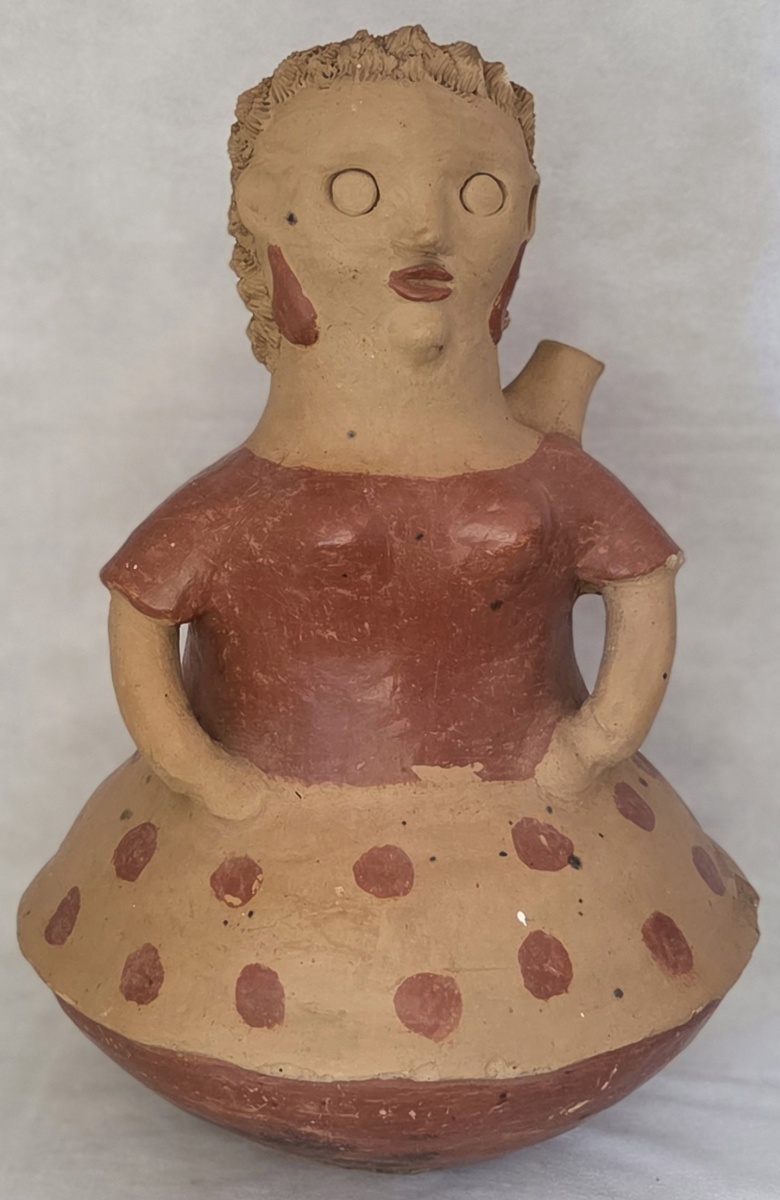 ARTE POPULAR - em barro figura de mulher com mão na cintura, alça colada 48x33x33 cm