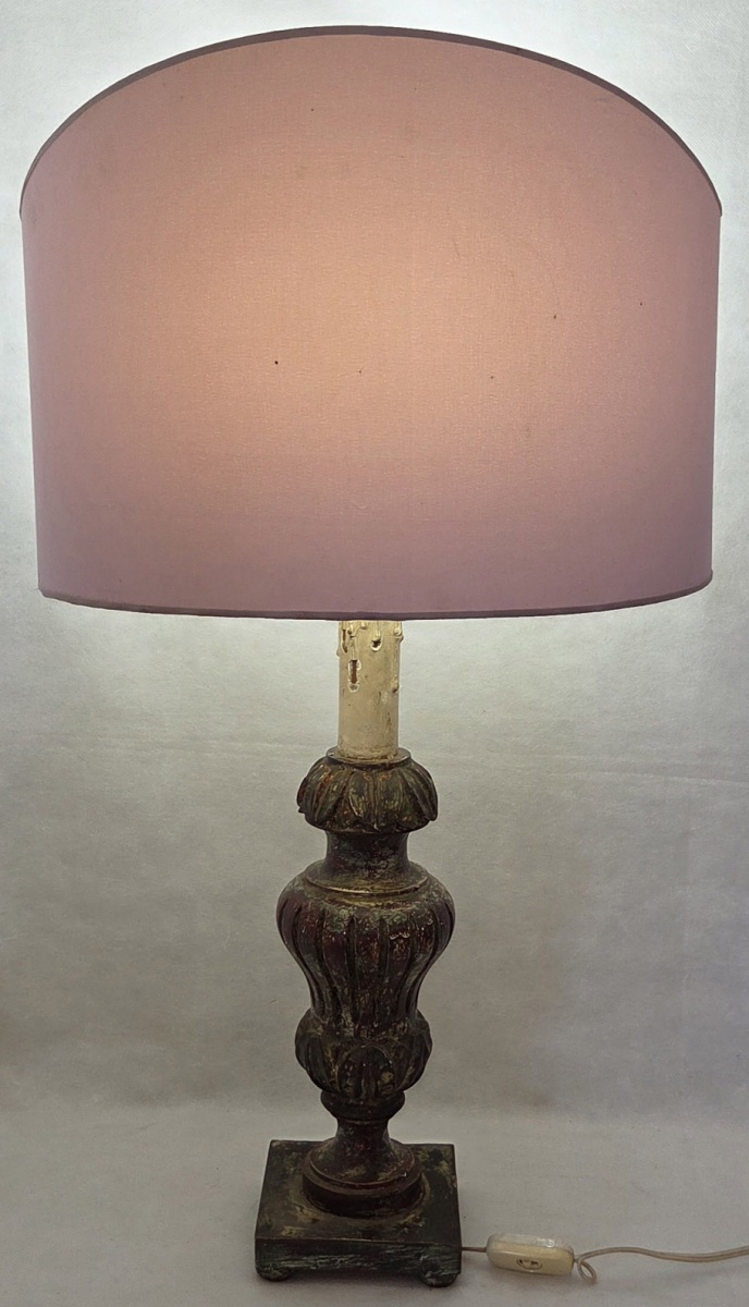LUMINÁRIA de mesa - antiga em madeira entalhada acabamento rústico, acompanha cúpula, base acentada 4 pés circulares 72 cm