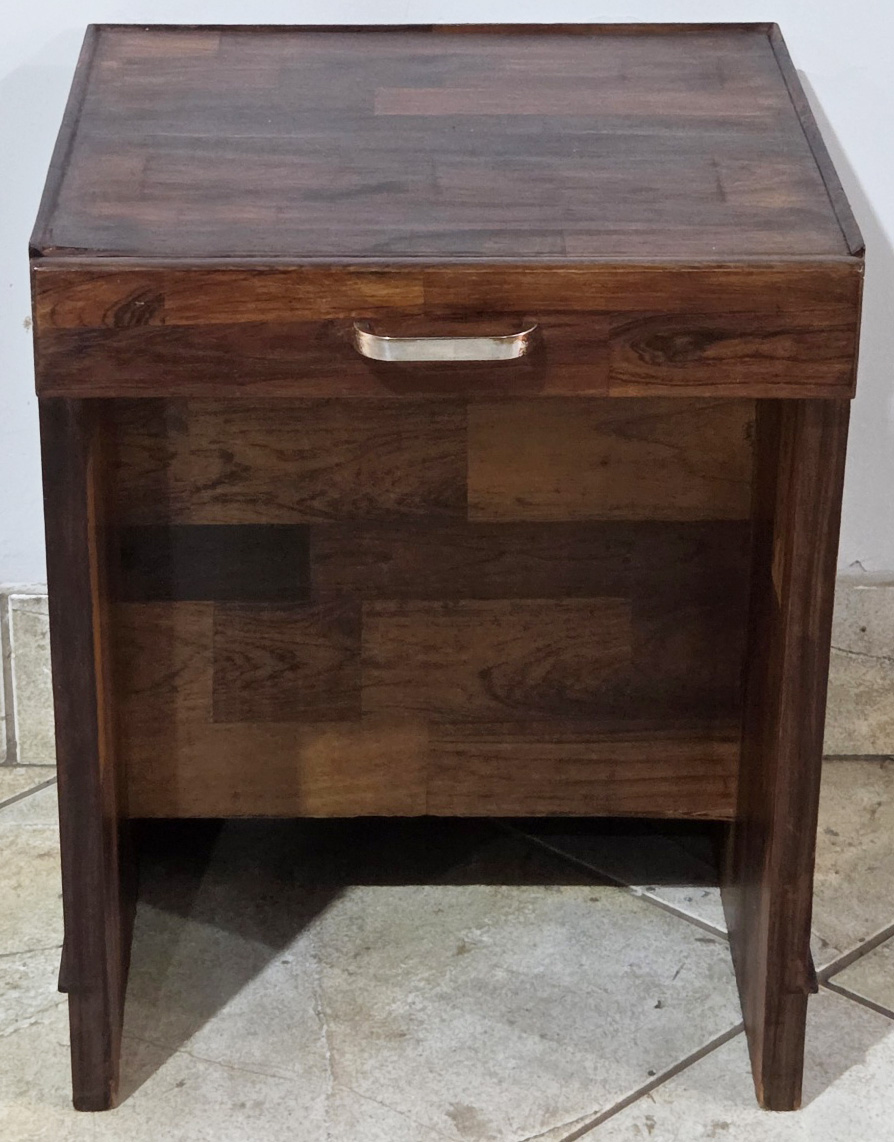 MÊSA AUXILIAR - taqueada com gaveta frontal, atribuída ZALSZUPIN, placa da tombamento ESAF - 58x47x45 cm