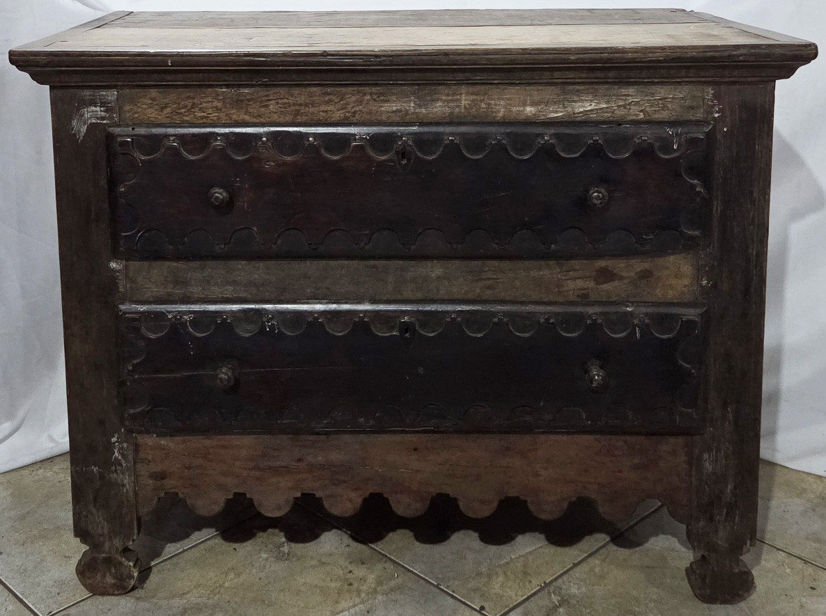 COMODA - madeira maciça sec XVIII estilo colonial detalhes ornamentais em ondas, puxadores em madeira formato peão, saia ondulada 3 gavetões, 4 pés recortados  134x73x102 cm