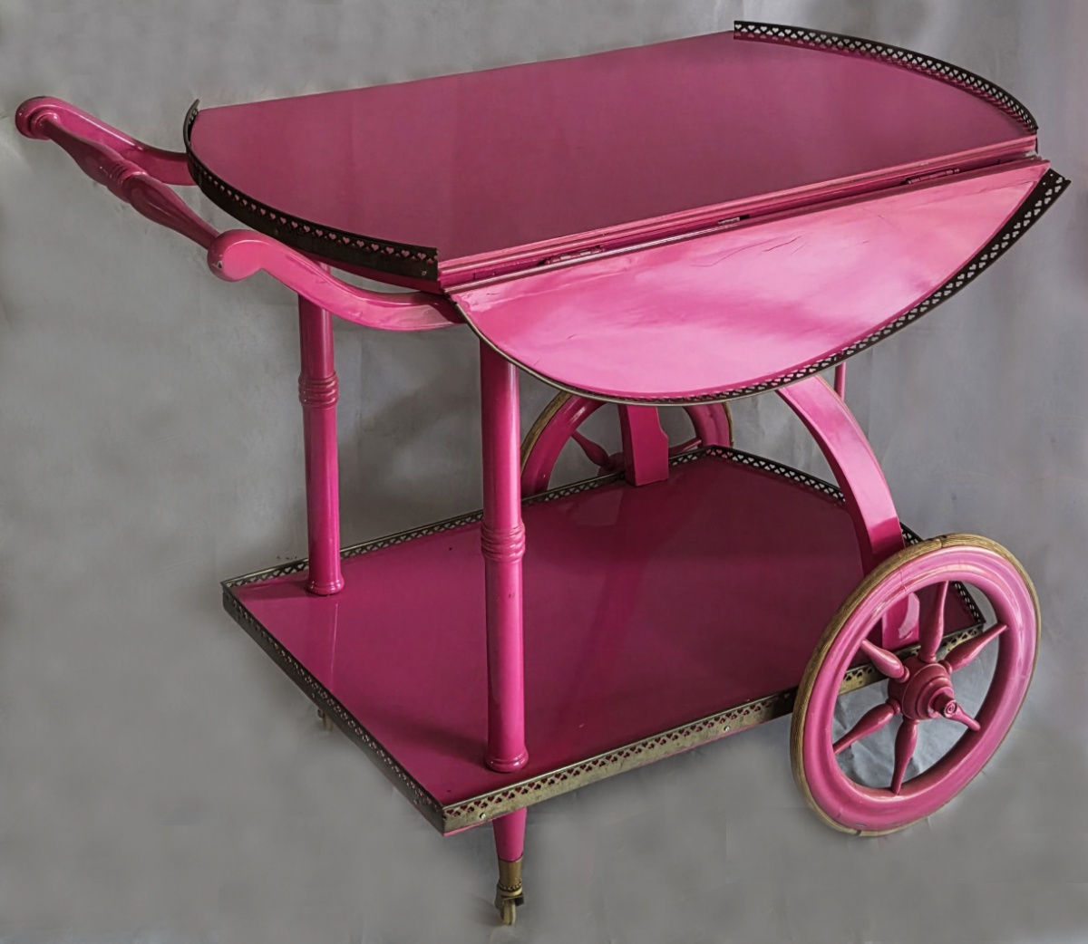 CARRINHO DE CHÁ - anos 60/70 em madeira abas dobráveis, varandas em metal, rodas frontais mauiores e duas menores, na cor rosa 72x88x78 cm