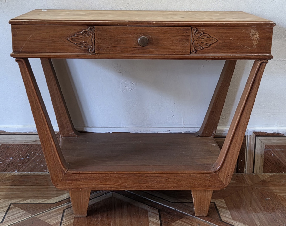 MESA DE CABECEIRA - Liceu de artes e ofício SP combina traços clássicos do mordernismo brasileiro meados do sec XX ,quatro pés gaveta com entalhes laterais, puxador em madeira, hastes anguladas com cantos abaulados, ...