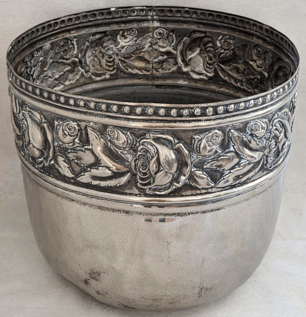 CACHEPOT - metal prateado decorado com folhas, rosa e pequenas esferas circundantes, fundo abaulado 24x29 cm (amassados)