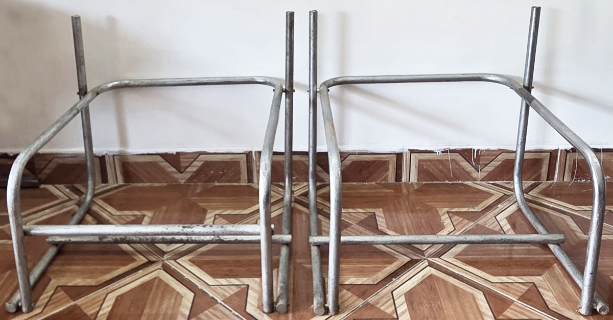 POLTRONAS(PAR) - armações em metal cromado, torneadas 67x72x66 cm (necessita de restauro)