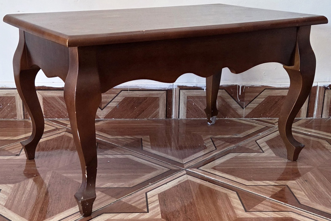 MESA DE CENTRO - madeira , pés e saia recurvos 80x45x49 cm